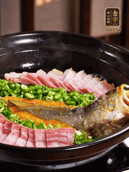 铺上黄鱼、来利国际旗舰厅
咸肉，放上金椒酱、青椒粒，盖盖子焗5分钟